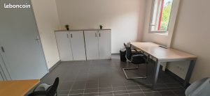 Bureau de travail avec plan de travail et rangements à Auxerre