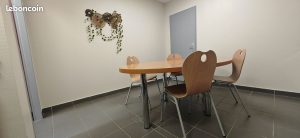 Salle de travail avec table et chaises, lumineuse, à Auxerre