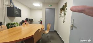 Bureau avec table de réunion ovale à Auxerre