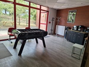 Espace détente avec baby-foot et coin café à Laon