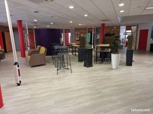 Salle d'attente et espace commun aux fauteuils colorés à Laon