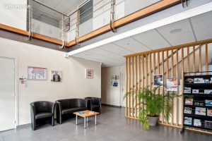 Accueil du centre d'affaires de Meaux avec fauteuils et escalier