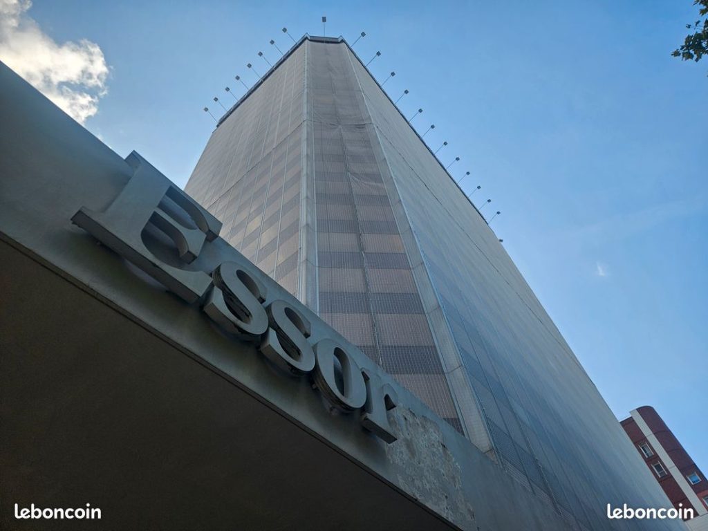 Façade de la Tour Essor à Pantin vue en contre-plongée