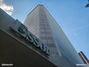 Façade de la Tour Essor à Pantin vue en contre-plongée