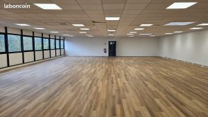 Plateau de bureaux lumineux et vide, avec parquet et grandes baies vitrées, à Roissy-en-France
