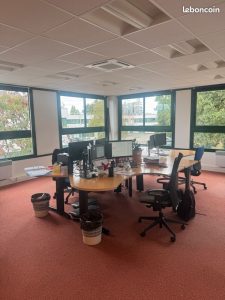 Bureau de 20 m² avec plusieurs postes et moquette rouge à Saint-Herblain