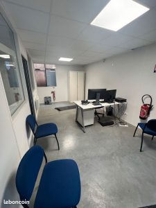 Bureau privatif avec table de travail et chaises bleues à Saint-Herblain