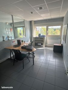 Bureau équipé avec fenêtres donnant sur l'extérieur à Tergnier