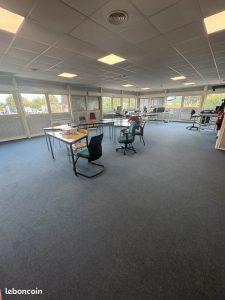 Grande salle lumineuse avec tables, utilisable en coworking à Tergnier