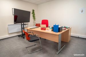 Bureau équipé avec écran de télévision et mobilier clair à Pont-Sainte-Marie