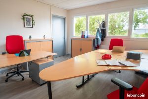 Bureau lumineux avec plan de travail courbe et fenêtres à Pont-Sainte-Marie