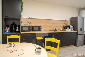 Cuisine équipée avec machine à café et coin repas