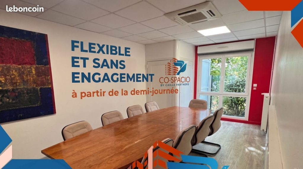 Salle de réunion de Laon avec grande table en bois et mur de fenêtres