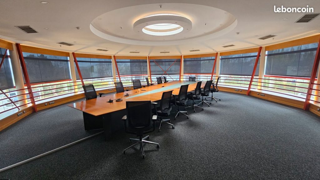 Salle de réunion panoramique circulaire avec grande table, à Roissy-en-France