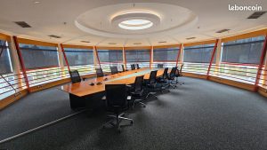 Salle de réunion panoramique circulaire avec grande table, à Roissy-en-France