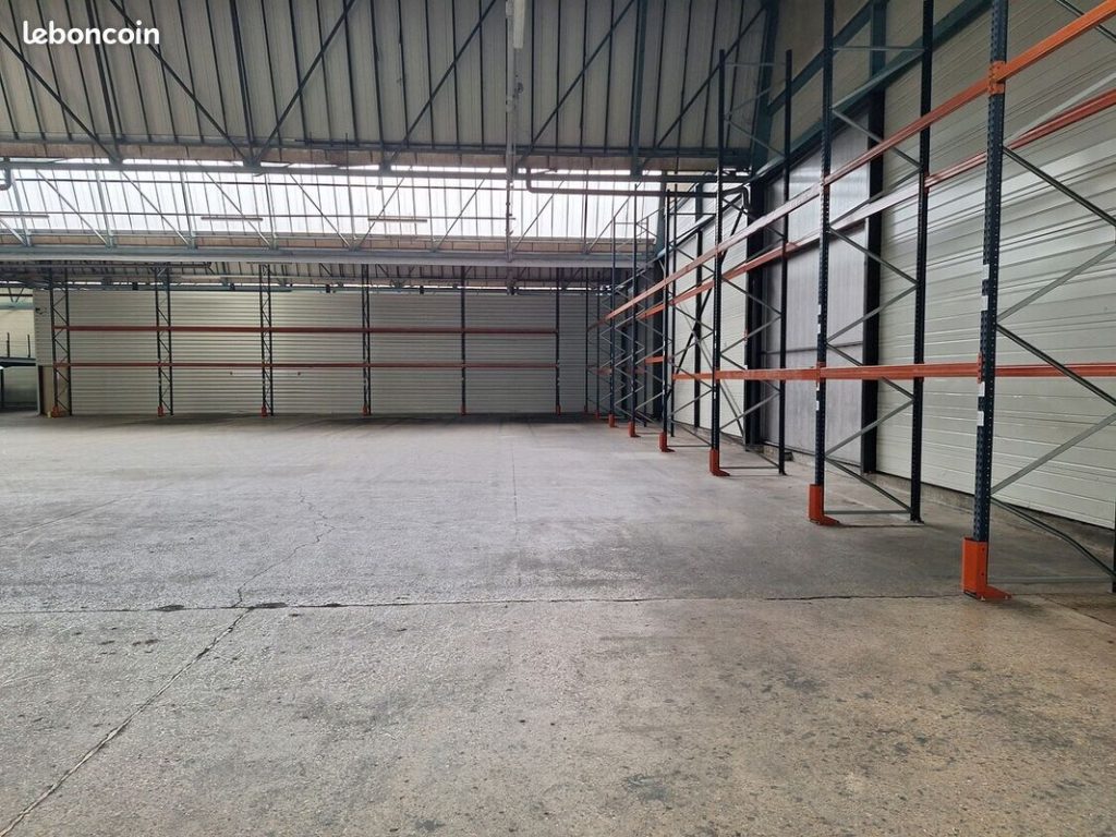 Entrepôt avec racks et grande hauteur sous plafond à Meaux
